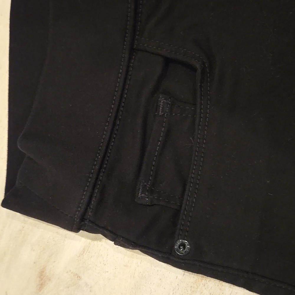 Womens bermuda shorts size small. - Picture 5 of 6